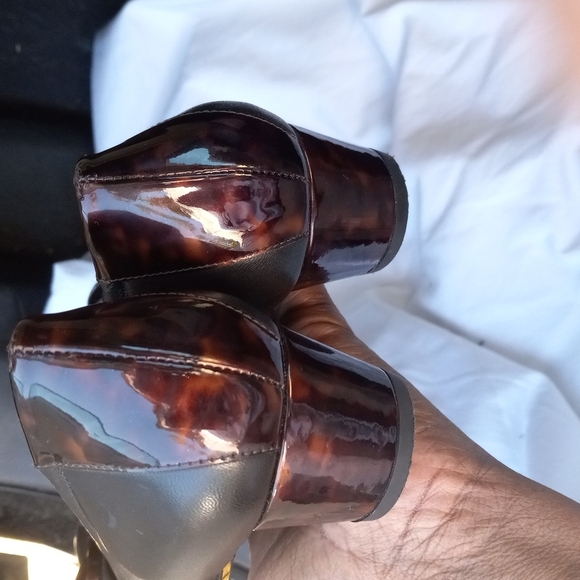 Stuart Weitzman Round Toe and Round Block Heels Size 6M - Picture 11 of 16